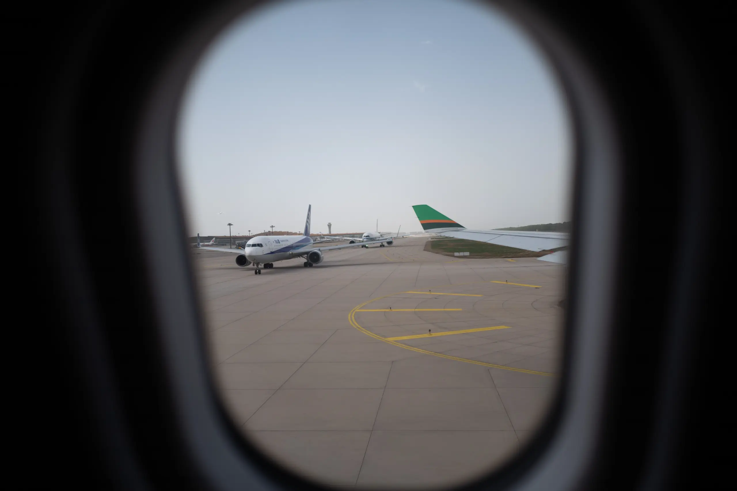 Uitzicht vanuit een vliegtuigraam tijdens de reis