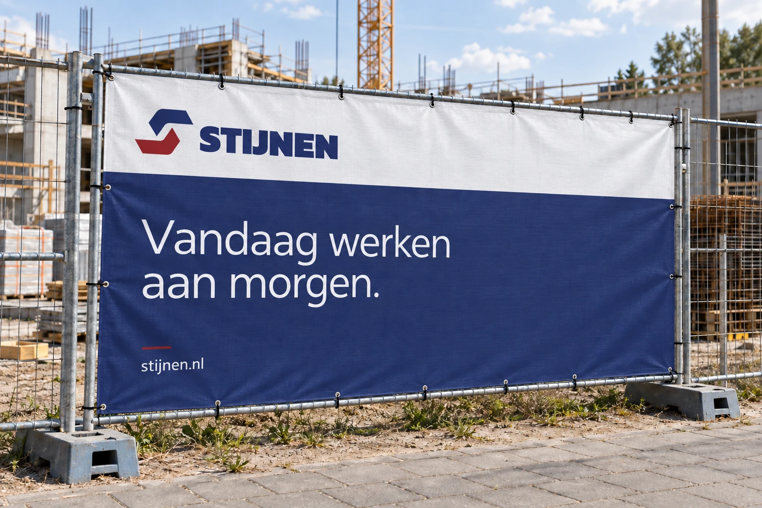 Stijnen-spandoek op een bouwhek bij een bouwplaats