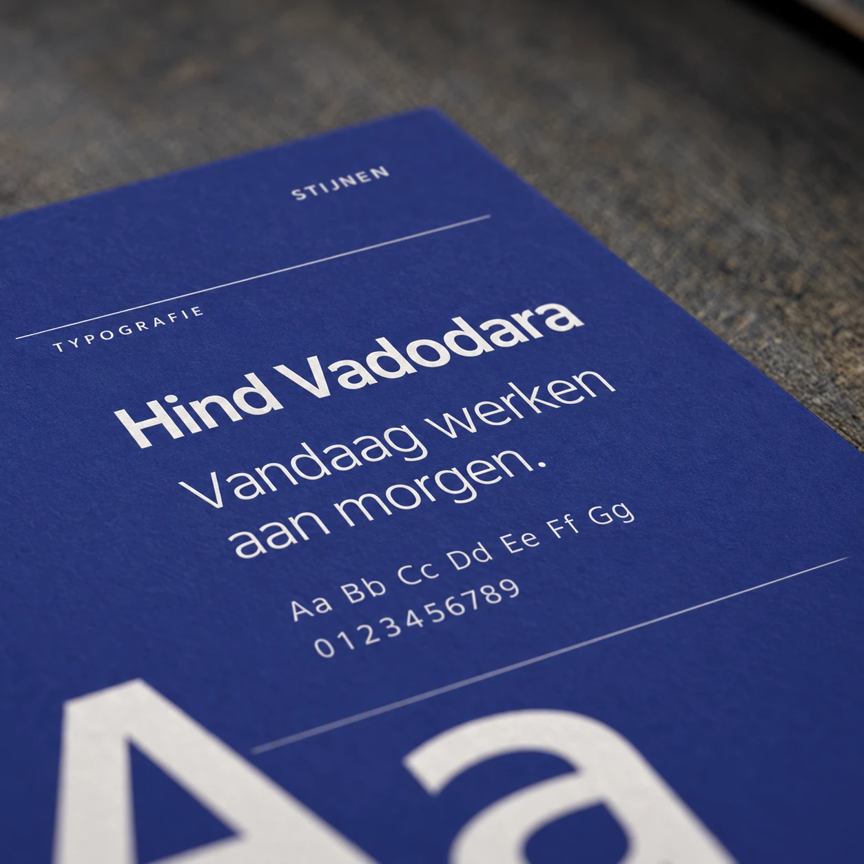 Stijnen typografie — Hind Vadodara op blauw papier