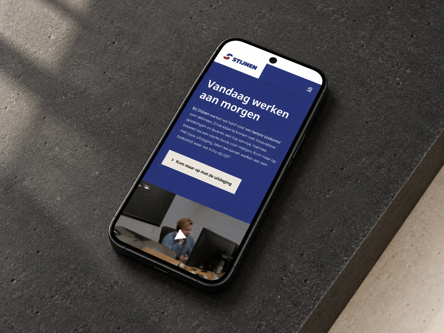 Mobiele website van Stijnen B.V. in een telefoonmockup