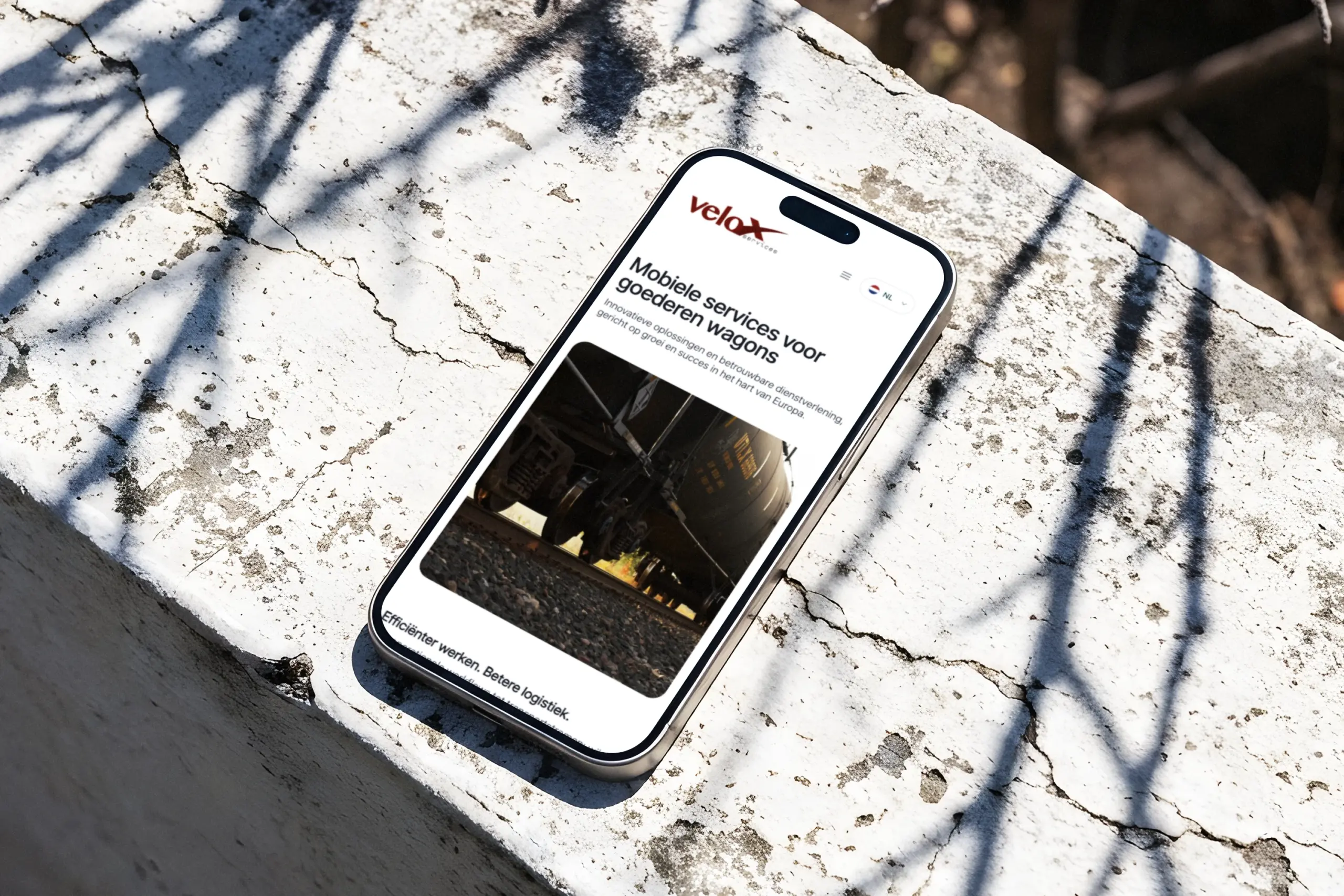 Velox Services website op mobiel